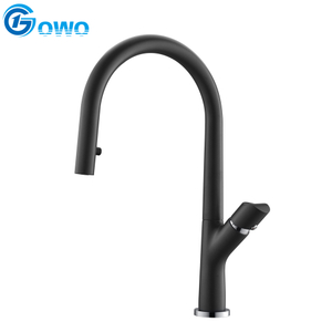 Mezclador de cocina frío y caliente de latón con espray latente de color negro mate